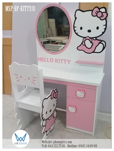 Bộ bàn ghế trang điểm trang trí Hello Kitty mặc váy đầm tay bồng màu hồng ở các tư thế khác nhau bên cạnh gương và cho ghế