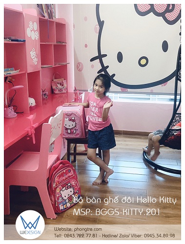 Bé Ori bên bộ bàn ghế đôi Hello Kitty màu hồng của mình