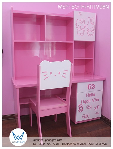 Bộ bàn ghế tiểu học Hello Kitty của bé Ngọc Vân trang trí tên bé cùng với hình ảnh Hello Kitty dạo chơi cùng thỏ Melody