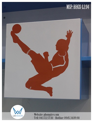 Cánh tủ - bánh ô tô được trang trí cầu thủ đang sút bóng với màu cam năng động cho bé trai